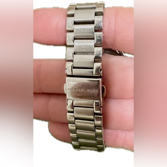 Michael Kors Women's MK5612 Blair Analog Display Analog Quartz Silver Watch - Picture 11 of 16